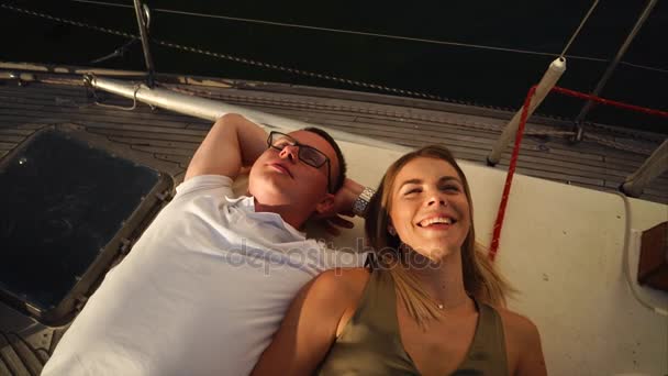 Délicieux jeune couple parlant sur un bateau
. - Séquence, vidéo