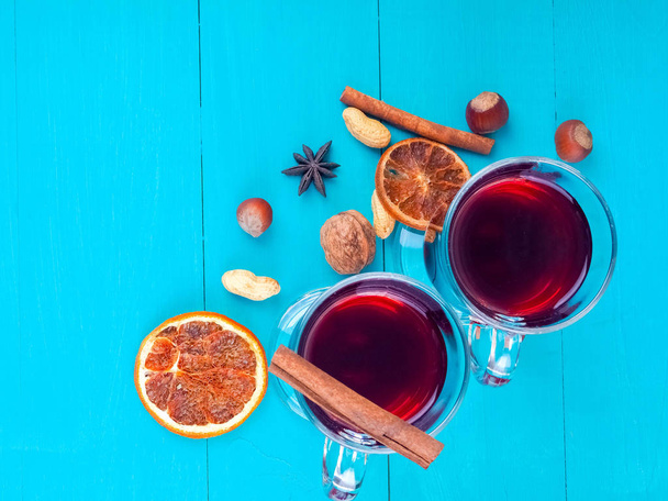 Rám z mandarinky a větvičky stromu se dvěma sklenkami horké svařené víno s pomeranče a koření. Vánoční ručně vyráběné ozdoby na bílém stole pohledu shora. Plochá ležel, horní pohled - Fotografie, Obrázek