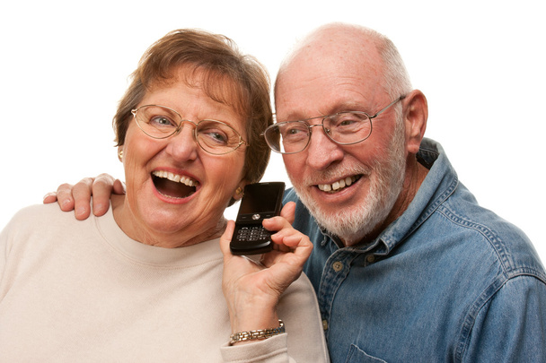 šťastný starší pár pomocí mobilního telefonu na bílém pozadí - Fotografie, Obrázek
