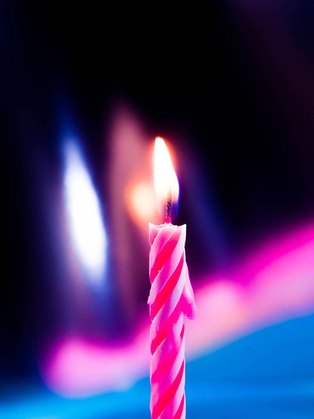 jedna jediná svíčka na narozeniny, svátek, sfoukni svíčku, kouř od svíčky. Růžový nádech, kopie prostor - Fotografie, Obrázek