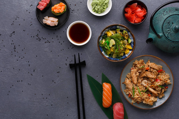 Servito tavolo con cibo asiatico
 - Foto, immagini