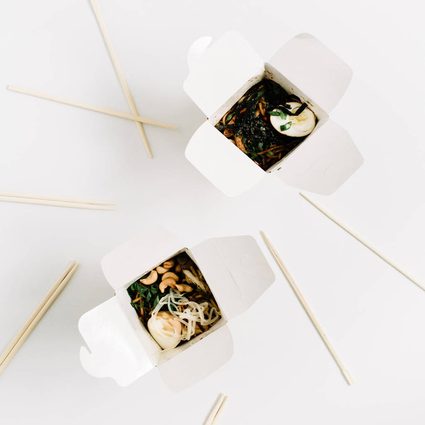 Noodles in boxes and chopsticks - Zdjęcie, obraz