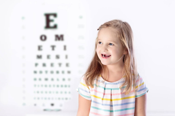 Το παιδί στο μάτι όραση δοκιμής. Παιδί στο optitian. Γυαλιά ηλίου για παιδιά. - Φωτογραφία, εικόνα