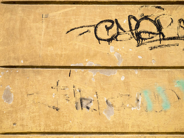 Textur des Gipses. alte gelbe Wand mit Graffiti - Foto, Bild