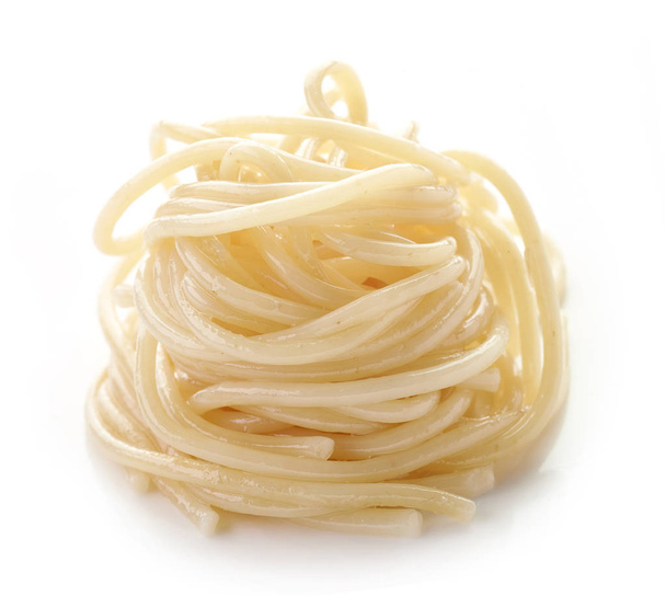 vařené špagety na bílém pozadí - Fotografie, Obrázek