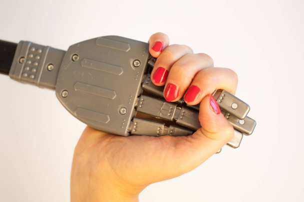 Mädchen und Roboter beim Händedruck - Foto, Bild