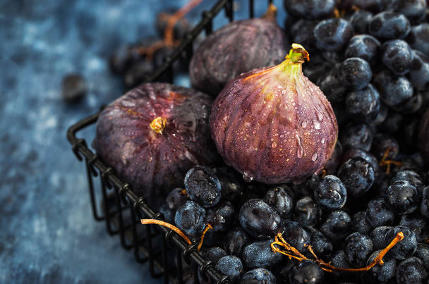 Fresh figs and purple grape in basket  - Foto, immagini