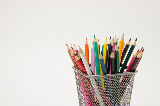 Bir grup beyaz bir backgro üzerinde bir yazma-cam renkli kalemler - Fotoğraf, Görsel