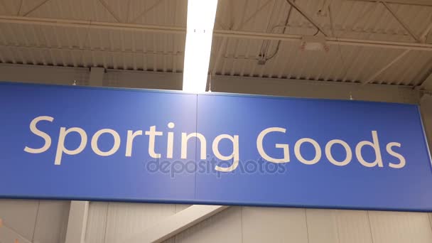 Κίνηση του αθλητισμού καλό σημάδι στο τμήμα αθλητικού εξοπλισμού μέσα Walmart κατάστημα - Πλάνα, βίντεο