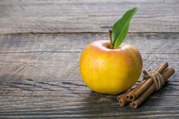 Apples with cinnamon - Фото, зображення
