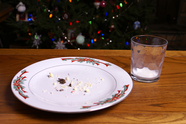 クリスマスのクッキーでパン粉し、空のミルクのガラス クリスマスのクッキーのパン粉と空の乳白からす - 写真・画像