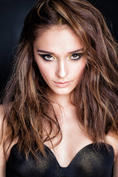 Mulher modelo de moda bonita com cabelo marrom e Golden Eyeshad
 - Foto, Imagem