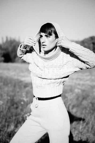 young woman posing outdoors - Φωτογραφία, εικόνα