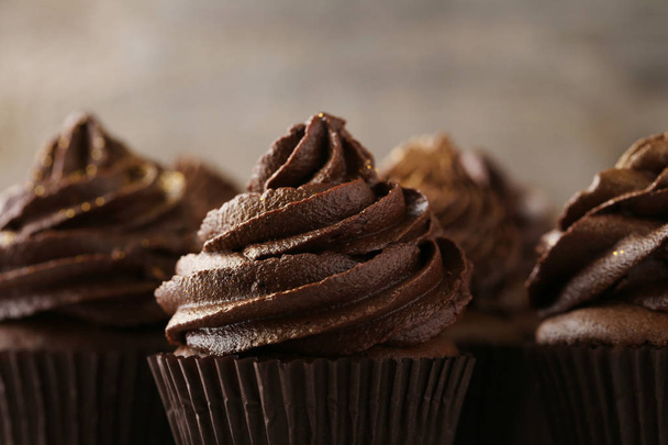 Tasty chocolate cupcakes - Foto, afbeelding
