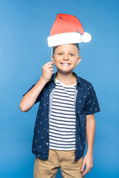 garçon avec chapeau santa en papier
  - Photo, image