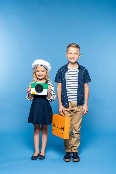 дети с камерой и портфелем
 - Фото, изображение