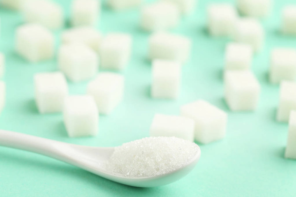 Cubos de açúcar com colher branca
  - Foto, Imagem