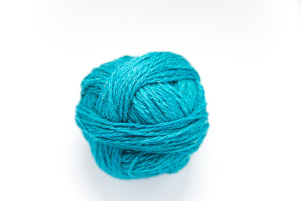 Kleine kleurrijke bal van wol garen op een witte achtergrond. Hand craft supplies. - Foto, afbeelding