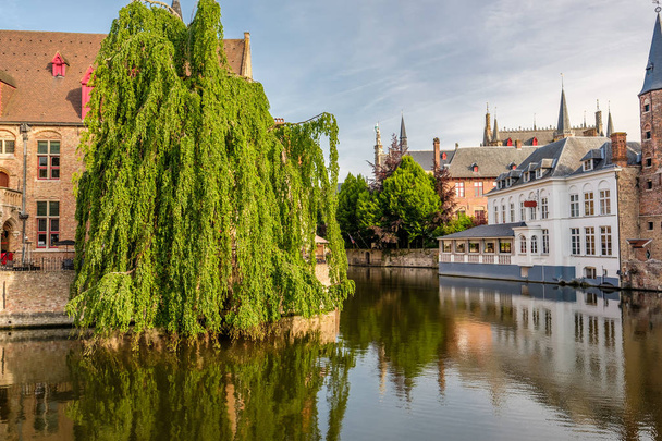 Bruggen kaupunkikuva vesikanavalla
 - Valokuva, kuva