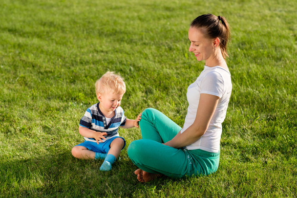 mujer y niño divertirse al aire libre
 - Foto, Imagen