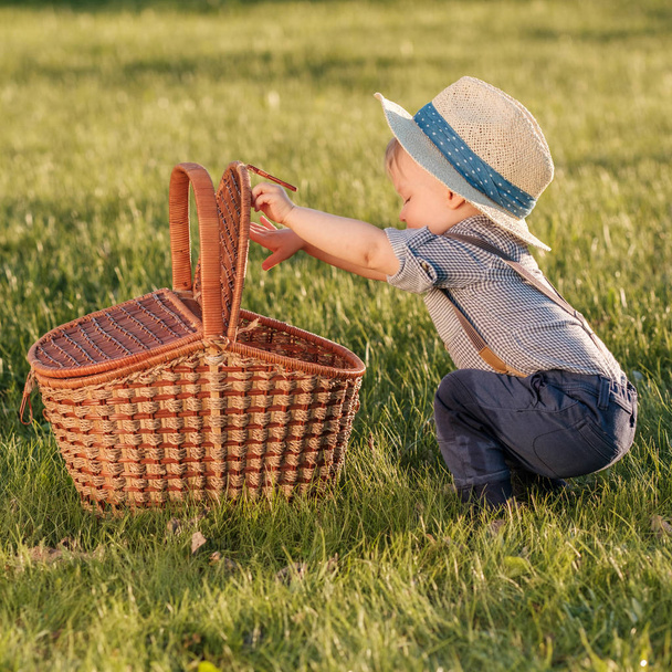 Niño con cesta de picnic
 - Foto, Imagen