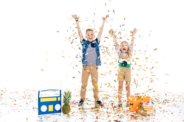 niños felices con confeti
 - Foto, Imagen