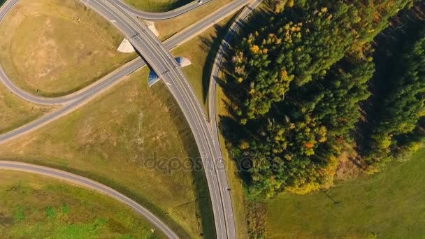 Straßenkreuzung. Luftaufnahme von Autos, die sich auf einem Autobahnkreuz bewegen - Filmmaterial, Video