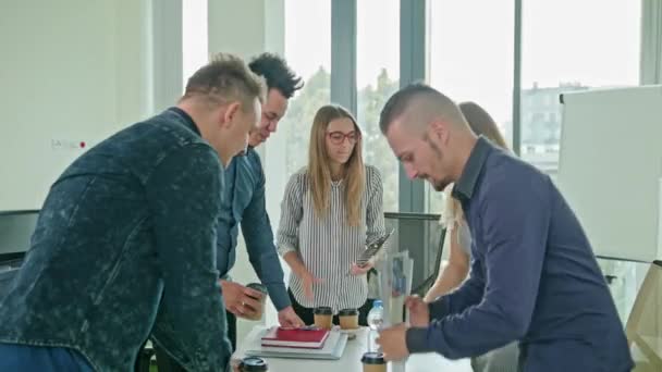 Handdruk op zakelijke vergadering weergegeven: Teamwork - Video