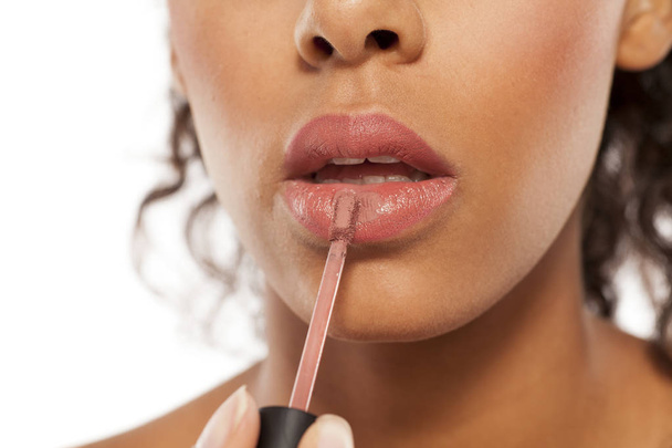Femme appliquant rouge à lèvres  - Photo, image
