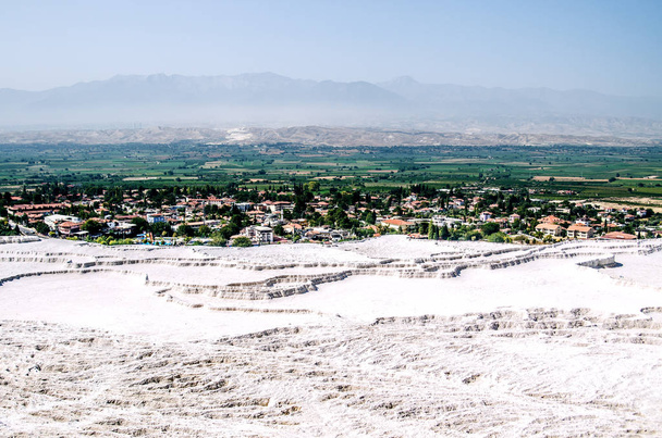 Blick auf die Berge und die Stadt von den Terrassen-Pools in Pamukkale, Provinz Denizli, Türkei. - Foto, Bild