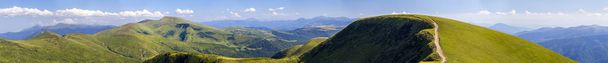 Panorama de verdes colinas en las montañas de verano con camino de grava para
 - Foto, Imagen