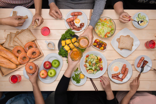 pessoas jantando juntas
  - Foto, Imagem