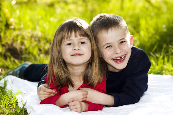 Portrait von glücklich lächelnden kleinen Kindern Jungen und Mädchen auf sonnigen  - Foto, Bild