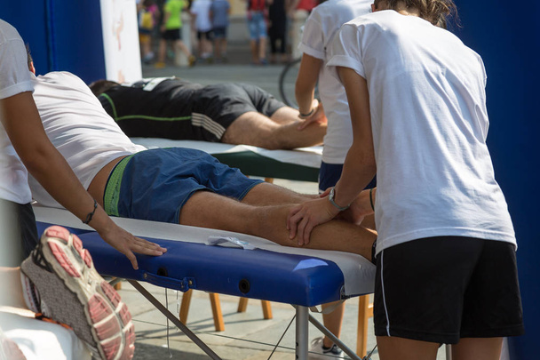 Massage musculaire de l'athlète après l'entraînement sportif
 - Photo, image