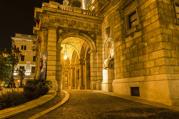 Ópera Estatal Húngara de noite
 - Foto, Imagem