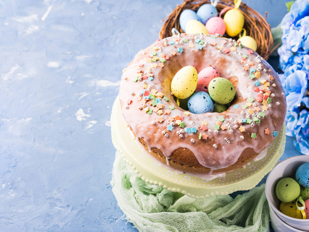Torta dolce di Pasqua con glassa allo zucchero e decorazioni natalizie
 - Foto, immagini