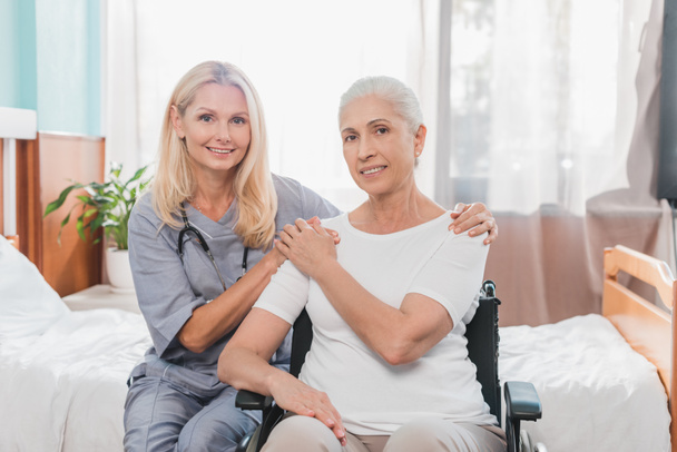 pielęgniarka i starszy kobieta na wózku inwalidzkim - Zdjęcie, obraz