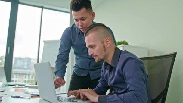 Due uomini discutendo idee utilizzando il computer portatile
 - Filmati, video