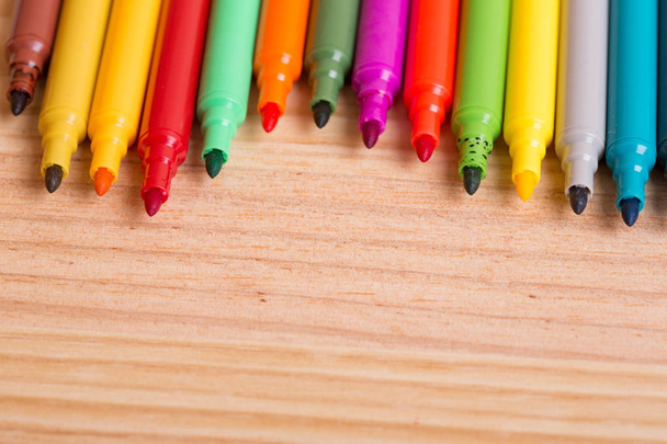 Pennarelli colorati su un tavolo di legno - Foto, immagini