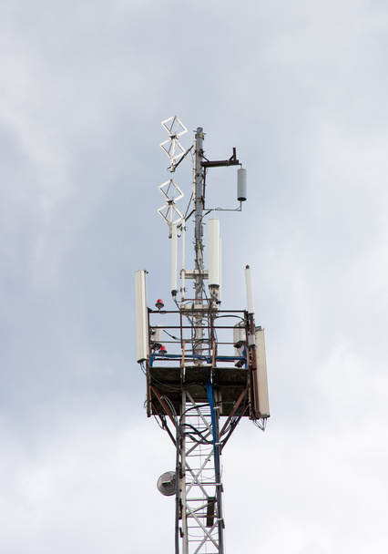 communicatie toren voor tv en mobiele telefoon signalen - Foto, afbeelding