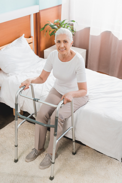 mujer mayor con andador en el hospital
 - Foto, Imagen