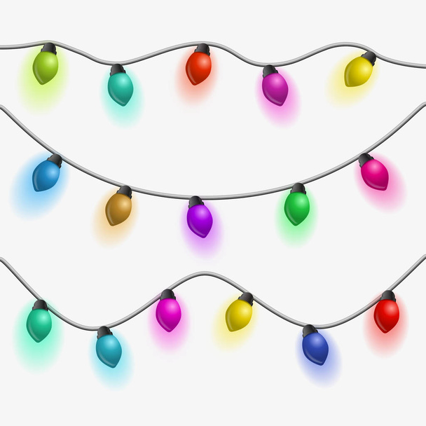 Conjunto de guirlandas multicoloridas. Belos feriados decorações. Luzes de Natal no fundo branco
. - Vetor, Imagem