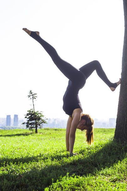 yoga nel parco sotto il cielo aperto. caucasico giovane ragazza con i capelli biondi
 - Foto, immagini