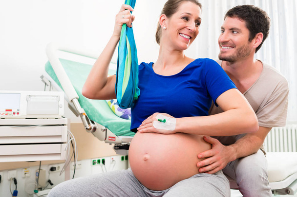 Schwangere und Mann im Krankenhaus - Foto, Bild