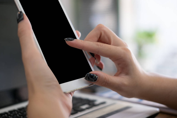 бізнес-леді використовують мобільний телефон на робочому місці. молода жінка смс
 - Фото, зображення
