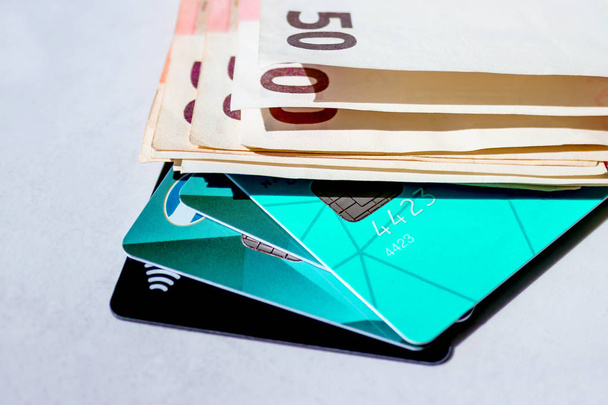 Kreditkarte mit Bargeld. Konzept - Finanzen, Wirtschaft - Foto, Bild