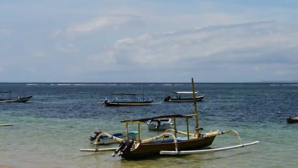 Традиційний балійскій "dragonfly" човен на пляжі. Jukung рибальські човни на Санур пляж, Балі, Індонезія, Азії - Кадри, відео