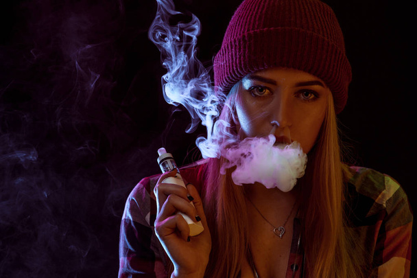 young woman smoking electronic cigarette - Foto, Imagem