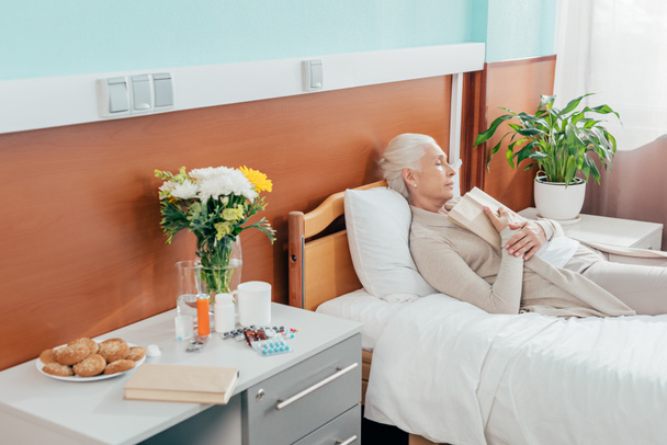 пожилая женщина с книгой в больнице
 - Фото, изображение