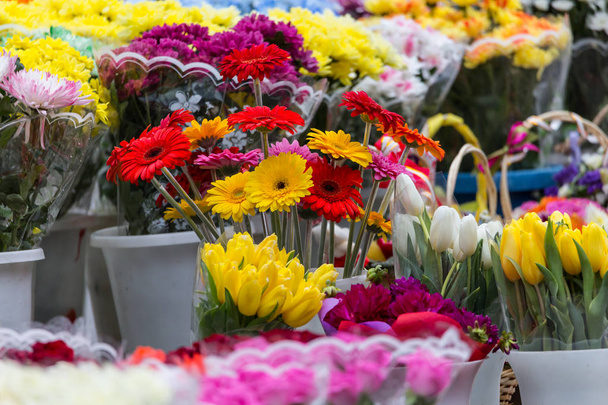 Different bouquets of colorful flowers in the city market - Foto, imagen